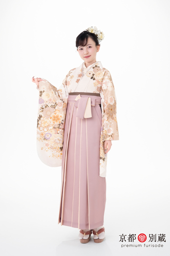 くすみピンク　クリーム色　ベージュ　古典　花柄　河村ここあ 【卒業式の袴レンタル】【京都五条別蔵】 【横浜別蔵】 【表参道志染庵】　袴　卒業式　卒業袴　