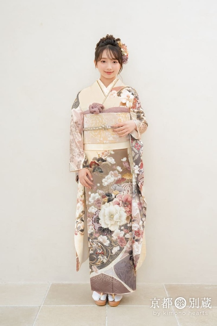 CO-144　本間愛波　牡丹　花　白　ベージュ　クリーム色　アイボリー　くすみカラー　振袖　成人の日　成人式　京都別蔵　横浜別蔵　表参道志染庵